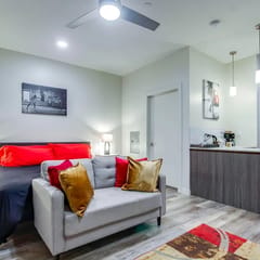 4th Street Suites - Ali King Bed Suite