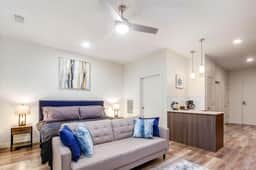 4th Street Suites - Extravagant King Bed Suite - Image 5