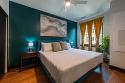 NuLu Suites: Deluxe Kentucky Proud King Bed Suite - Image 4