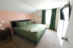 Large 5-Bed Apartment! Walk to Mackinac Ferries - Image 5