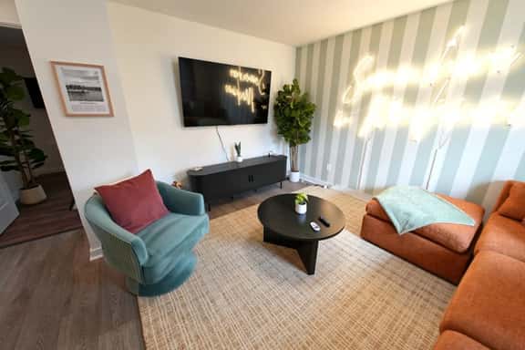 Large 5-Bed Apartment! Walk to Mackinac Ferries - Image 1