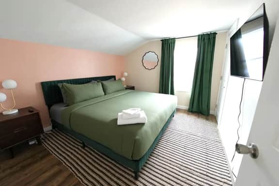 Large 5-Bed Apartment! Walk to Mackinac Ferries - Image 5